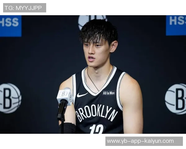 蔡老板昨晚与曾凡博击掌鼓励并嘱咐教练多给予他上场机会